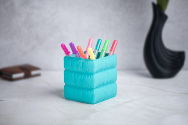 PILLOW PENSTAND